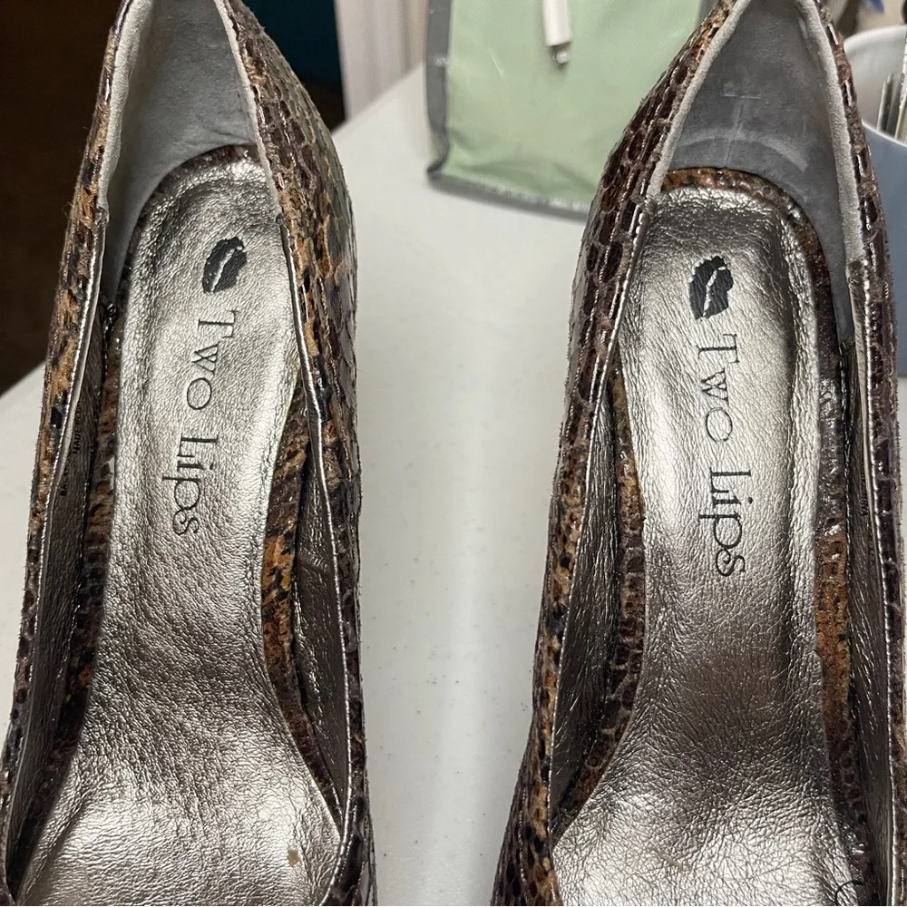 TWO LIPS Vintage Snakeskin‎ Peep Toe Pumps Rhinestone Embellishment, Size 9M
